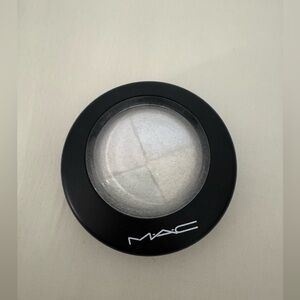 MAC Cosmetics Mineralize Skinfinish Highlighter - Bearly Pressed Limited Edition